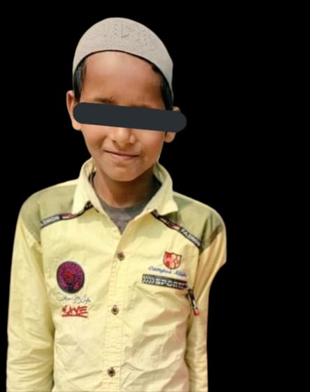 TSP4India's tweet photo. 48 घंटे से ज्यादा समय से 8 वर्षीय रिज़वान सिवान पुलिस की हिरासत में है, उसे अभी तक रिहा नही किया गया है।

 @NitishKumar रिज़वान को किस बात की सज़ा मिल रही है?
#ReleaseRizwan https://t.co/3TMAdYRPyT