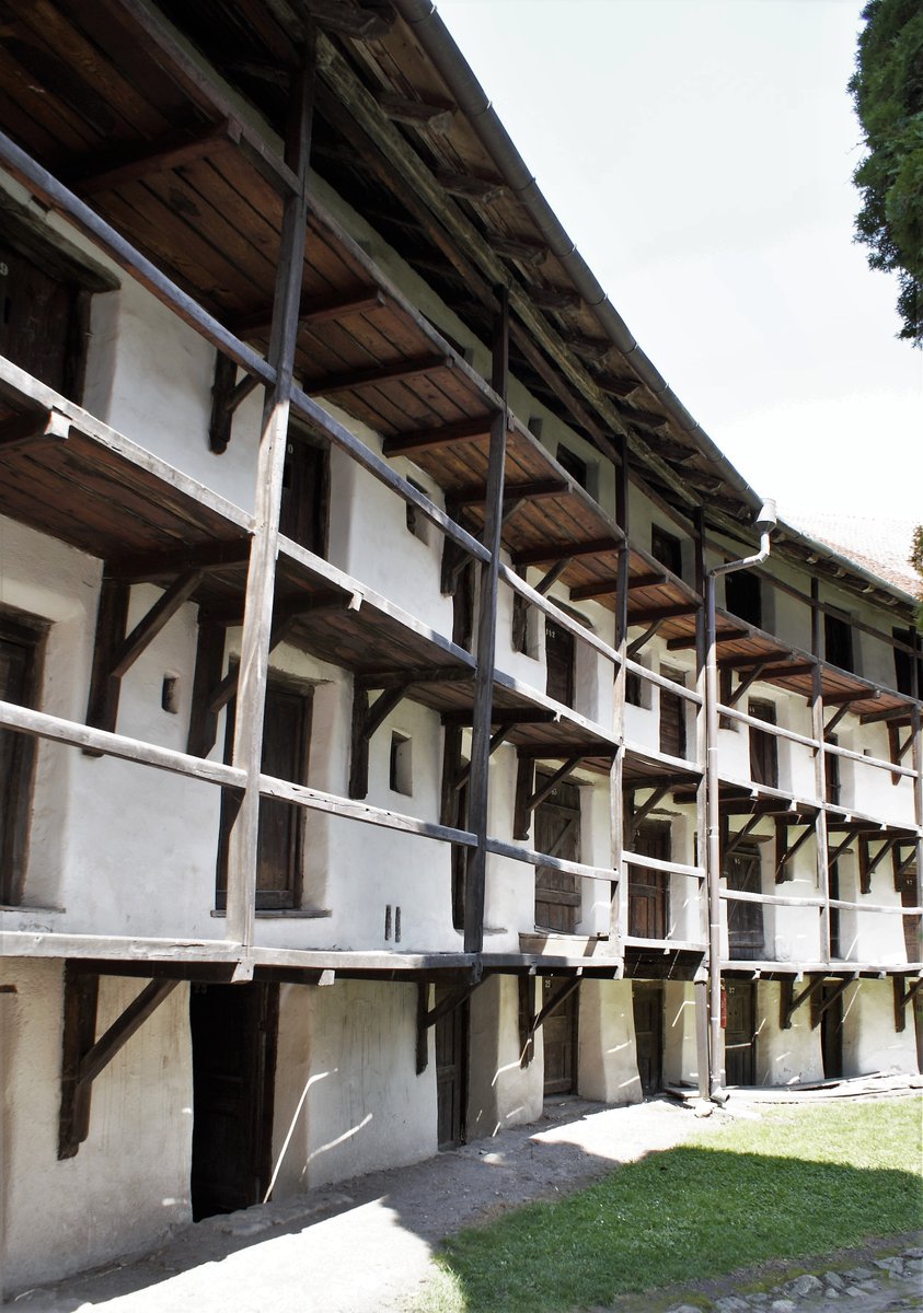 LorinLupchian's tweet photo. Considerată cea mai puternică fortificație țărănească din #Transilvania medievală, Biserica (sec XIII) și Cetatea #Prejmer (sec XV-XVI) are legătură cu stăpânirea cavalerilor teutoni din Țara Bârsei (1211-1225).
#UNESCO #WorldHeritage https://t.co/q1s2pCKSa1