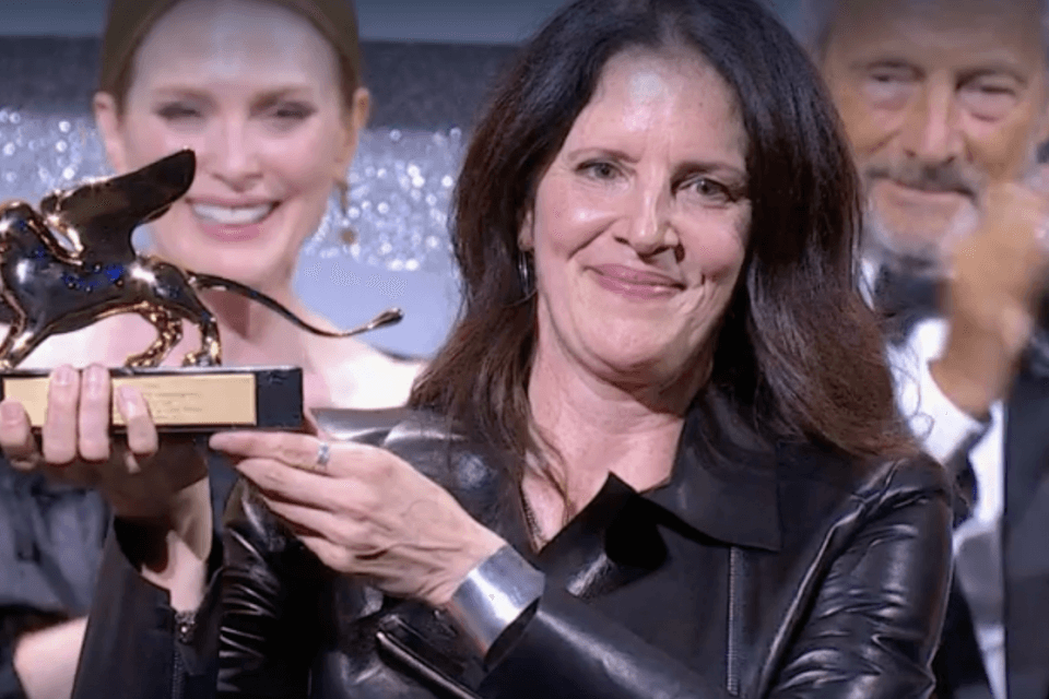 gayit's tweet photo. Venezia 79, Leone d'Oro a All the Beauty and the Bloodshed di Laura Poitras, Guadagnino miglior regista https://t.co/c4XadElF4y #FilmLgbt #FilmLgbtq #MostraDelCinemaDiVenezia https://t.co/v7UNcro2BF