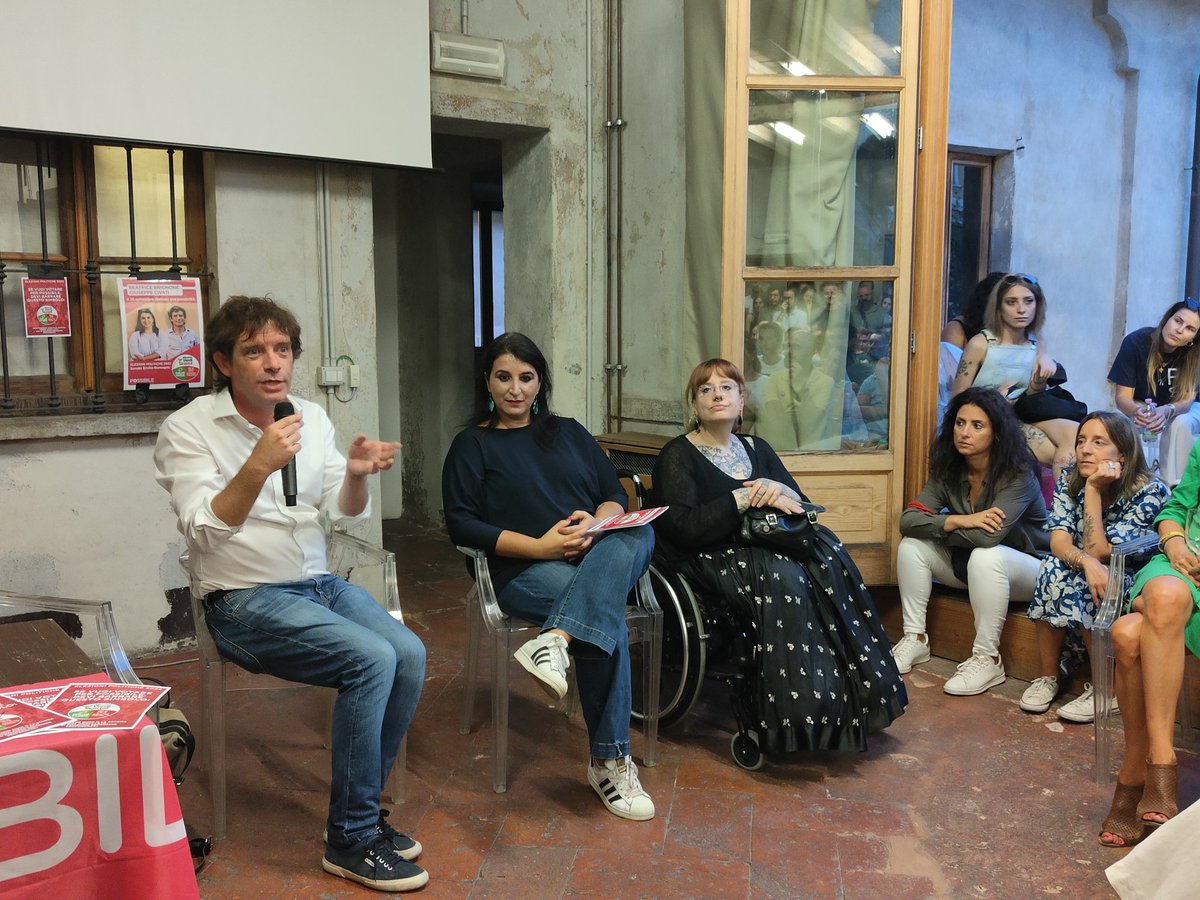 PossibileIt's tweet photo. In queste settimane dobbiamo raccontare come sarebbe l'Italia se la governassimo noi. Che se uno ha 100 case deve dare una mano a chi non ne ha nemmeno una, no? Che il #lavoro va pagato il giusto. Che possiamo diventare un Paese all'avanguardia sul #clima. @civati #Milano https://t.co/YeMajA2xpK