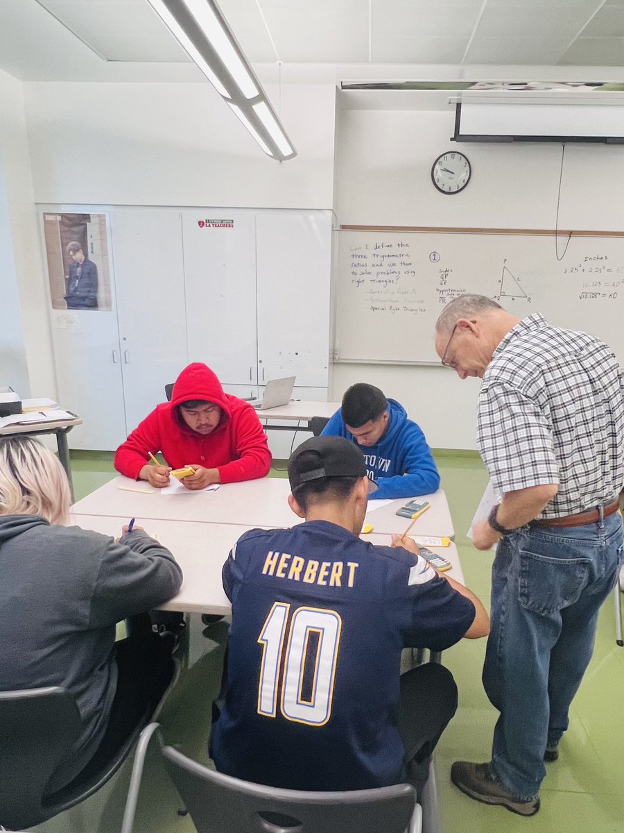LASchoolsEast's tweet photo. The #GarfieldHighSchool Tutoring/Intervention/Credit Recovery Program is in full swing this Saturday morning. Close to 200 students are receiving extra academic support. Go Bulldogs!
#CommittedToStudentSuccess
#ReadyForTheWorld https://t.co/t4ekkSO1Me