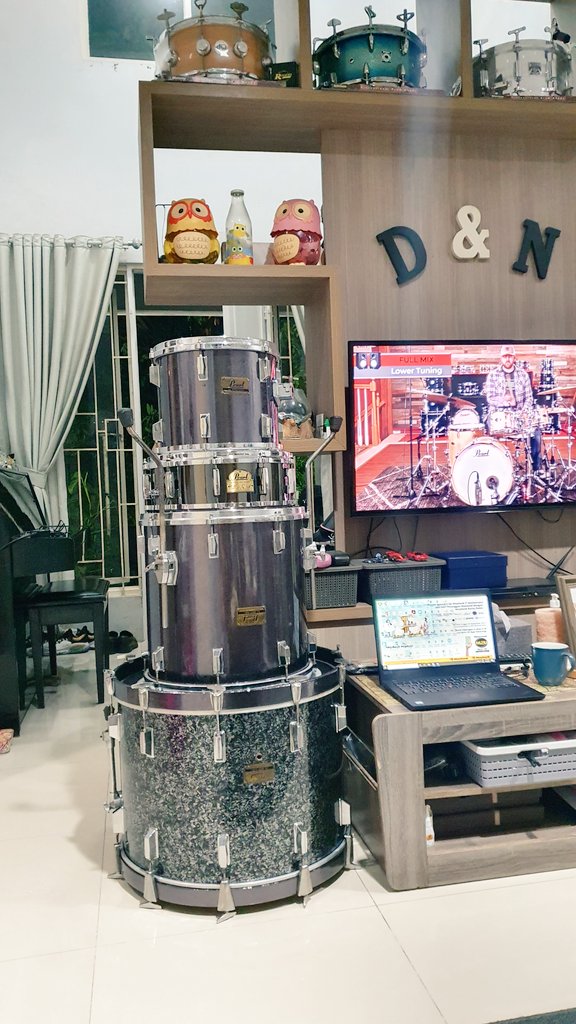 Kurang lbh 25tahun sejak awal kenal instrument yg 1 ini..Cinta?jelas!!!bahkan sempat menggantungkan hidup dr berkarya pake instrument 1 ini.
#berentingedrum