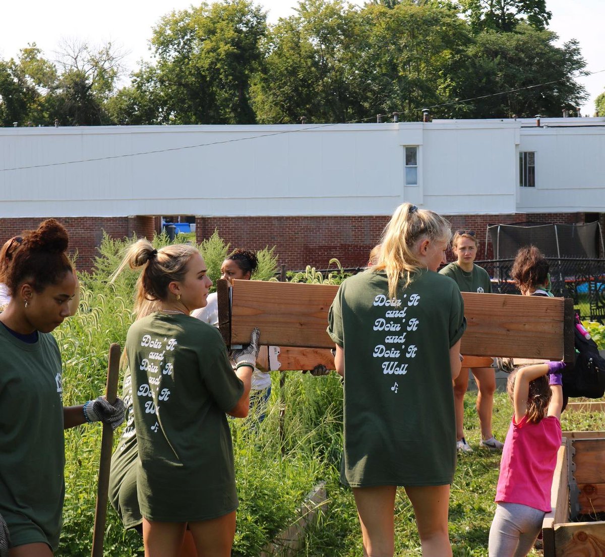 TrinityCollege's tweet photo. Happy 23rd Do It Day! 🐔💪
Shout out to the 400+ Bantams volunteering across Hartford today and to our community partner host sites! Thank you for being examples of what it means to do and be #TrinityGood. 💙💛
Follow @TrincollCHER for more community engagement opportunities. https://t.co/OF0L6u6aop