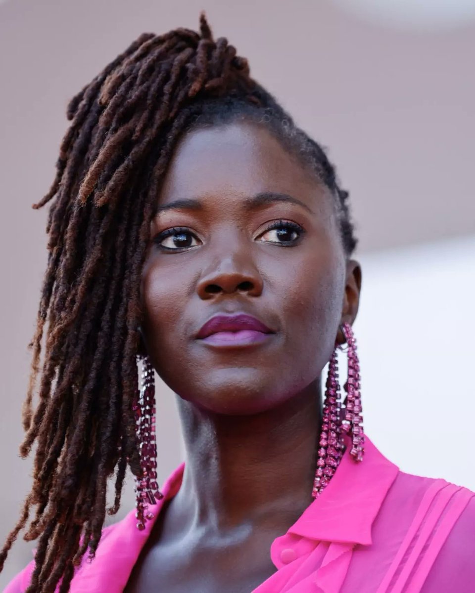 ClaireDiao's tweet image. Je refais un tweet au cas où vous auriez mal lu. Une réalisatrice francaise vient de remporter 2 prix à #Venise cette année: le Lion d'argent ET le lion du futur. Elle s'appelle #AliceDiop, sa fiction #SaintOmer et elle fait des documentaires depuis plus de 15 ans. Voilà. 🎥❤️