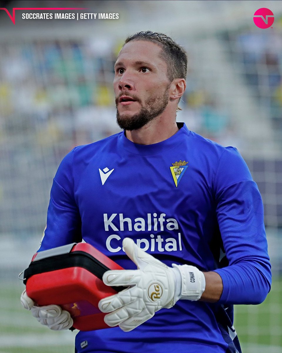 tntsportsmex's tweet photo. ¡HÉROE SIN CAPA! 🙏🏼

Ante la emergencia suscitada durante el @Cadiz_CF ante @FCBarcelona, el arquero Jeremias Ledesma corrió por el campo con un desfribilador para que el aficionado fuera atendido. https://t.co/RCT8jxNBjB