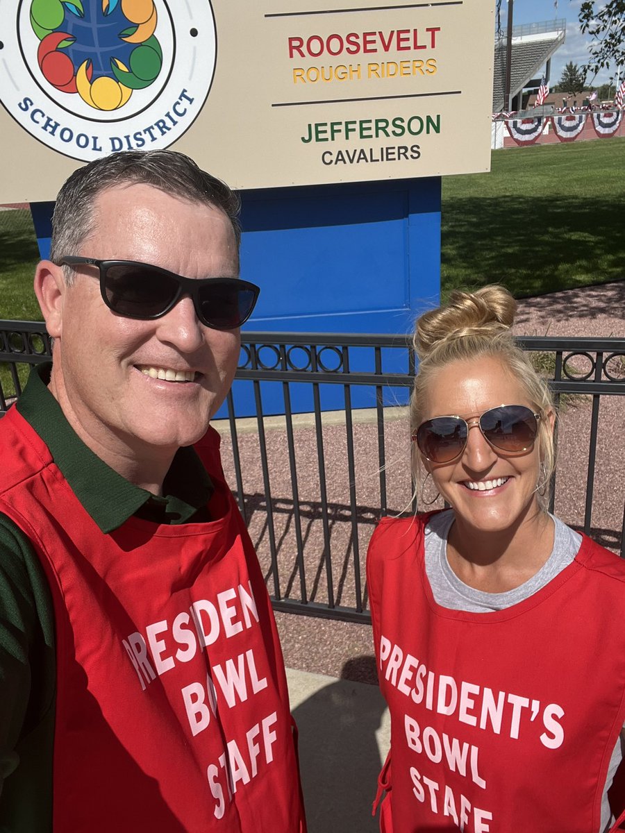 bowentyler's tweet photo. @kellynalouise and I are smocked up and ready for the @SFPresBowl @JHSBoostersSFSD @SFJeffersonFB @SFJeffersonHS #gocavs https://t.co/RxKyvjoaoY