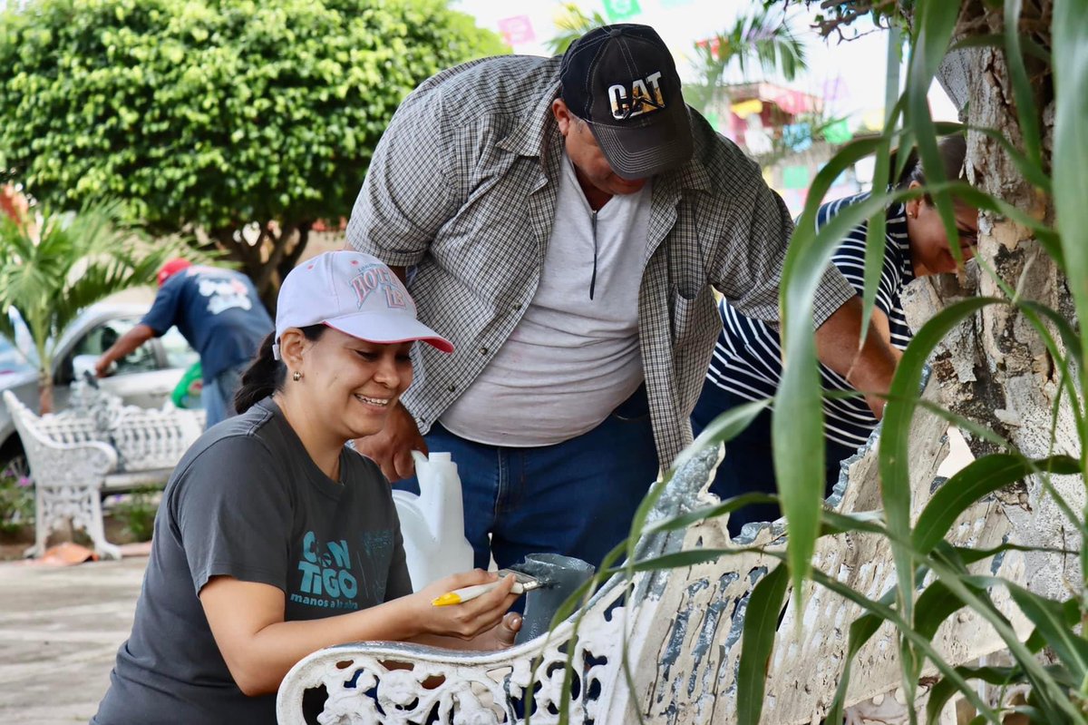 ColimaMunicipio's tweet photo. ¡Llevamos #Talacheando a #Tepames 🤗!
Donde acompañados por vecinas y vecinos, nuestras y nuestros compañeros del Ayuntamiento 👏 pusieron #ManosALaObra limpiando y pintando el jardín principal de esta hermosa comunidad 😄 https://t.co/mA7wsjHXIN