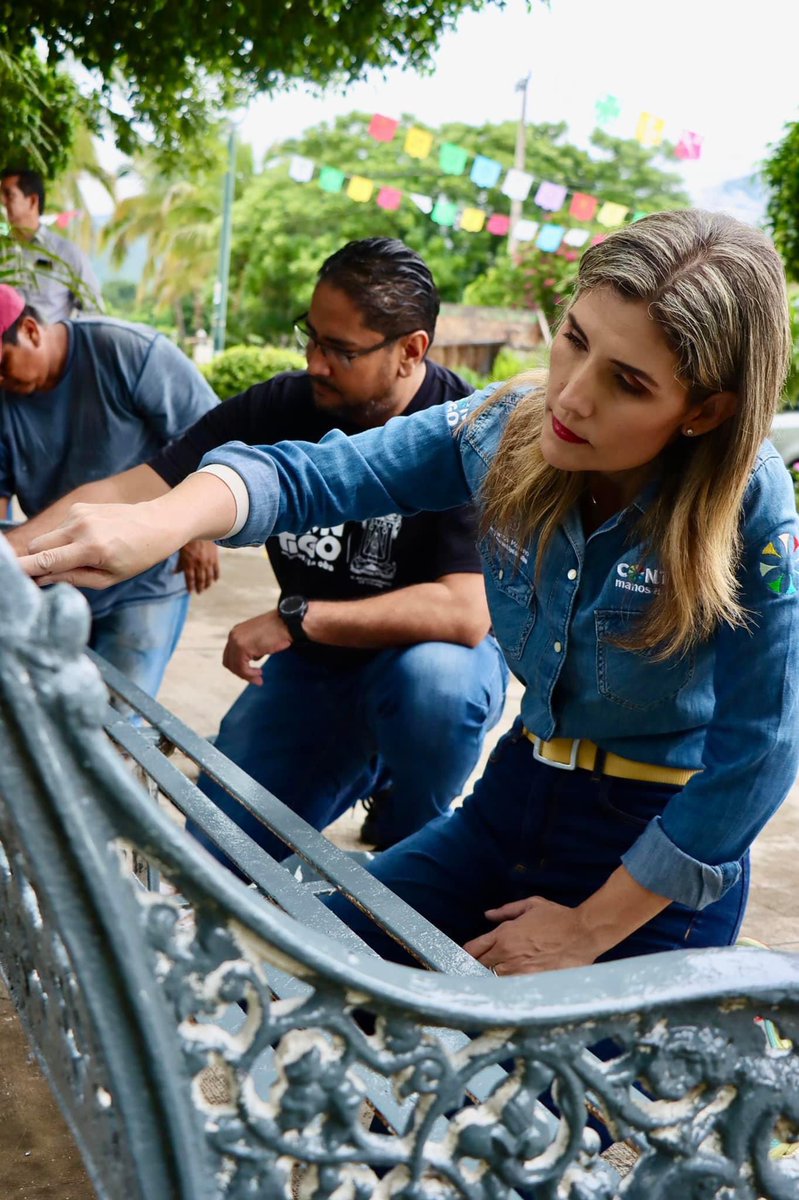 ColimaMunicipio's tweet photo. ¡Llevamos #Talacheando a #Tepames 🤗!
Donde acompañados por vecinas y vecinos, nuestras y nuestros compañeros del Ayuntamiento 👏 pusieron #ManosALaObra limpiando y pintando el jardín principal de esta hermosa comunidad 😄 https://t.co/mA7wsjHXIN