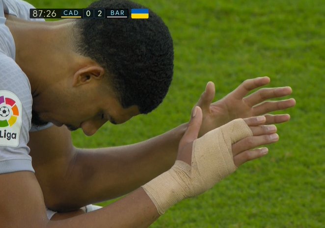 InterestingNws's tweet photo. LAMENTABLE 😥🚨

Durante el partido entre el Cádiz vs Barcelona un aficionado se desplomó debido a que al parecer estaba sufriendo de un paro cardíaco por lo que se decidió detener el partido para auxiliarlo, pero pocos minutos después otro sujeto se desplomó de igual manera. 🙏🏼 https://t.co/JOJtyOQUge