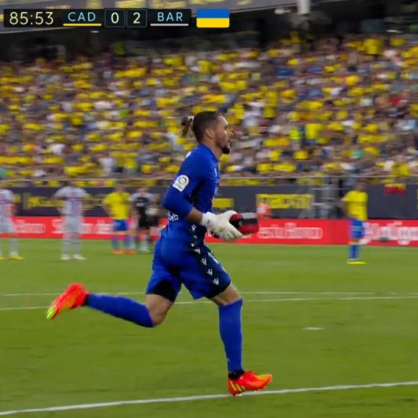 juampifrancia's tweet photo. La imagen del fin de semana, en el día del aniversario de #Cádiz. De lo más fuerte que se ha visto dentro de un campo de juego en el último tiempo.

El exarquero de #RosarioCentral, Jeremías #Ledesma, protagonista de un momento complejísimo en pleno #Cádiz vs. #Barcelona. https://t.co/t7JSn74fc8