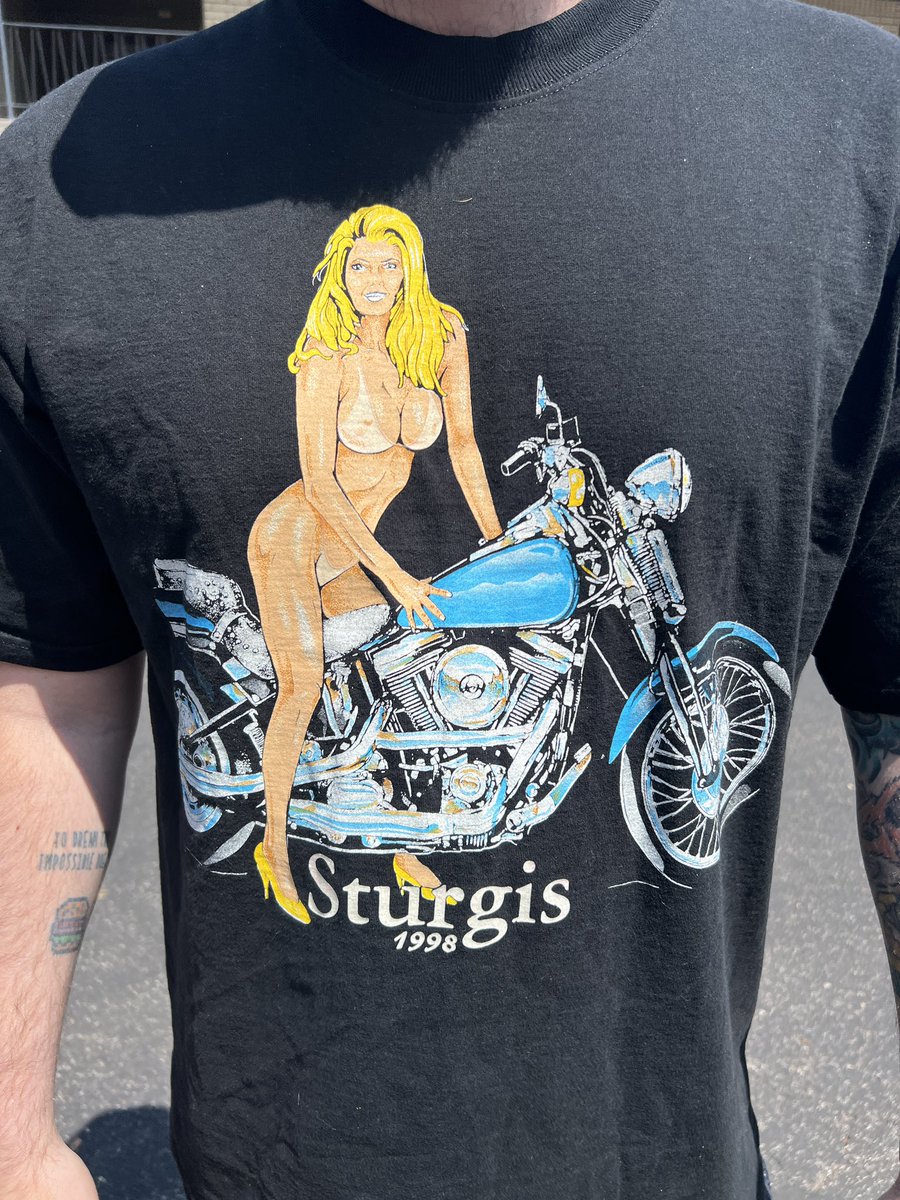 chrismelberger's tweet photo. bought this shirt cause i thought it was chill and APPARENTLY IT HAS UV INK AND HER CLOTHES COME OFF IN THE SUN LMFAO?!? https://t.co/72l61S7JNH