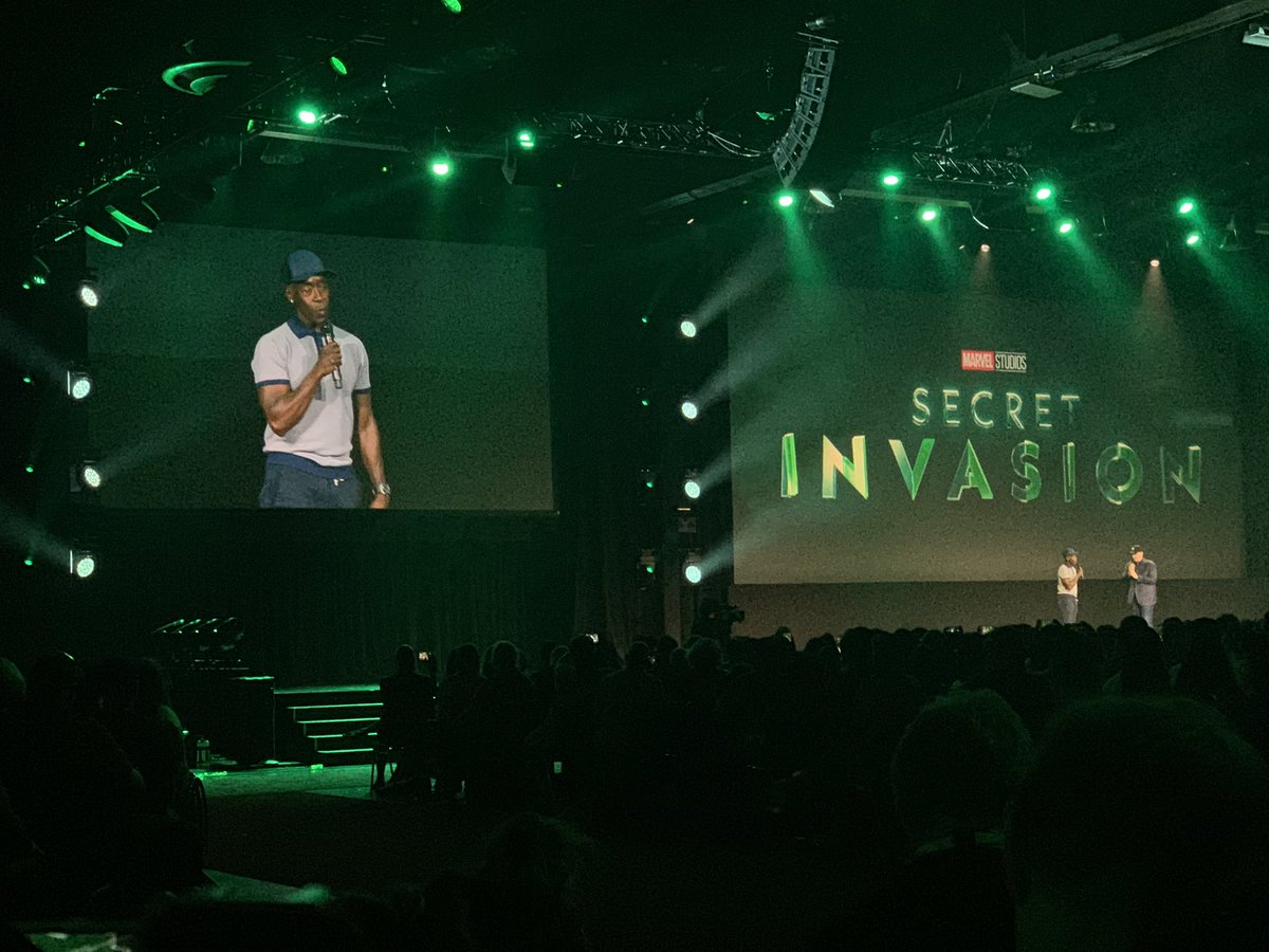 MundoGossip13's tweet photo. Don Cheadle se sube al escenario para presentar un nuevo tráiler de 'Secret Invasion' diferente al visto en la #SDCC2022 
#D23Expo #D23Expo2022 #SecretInvasion https://t.co/pVgbvxd7M1