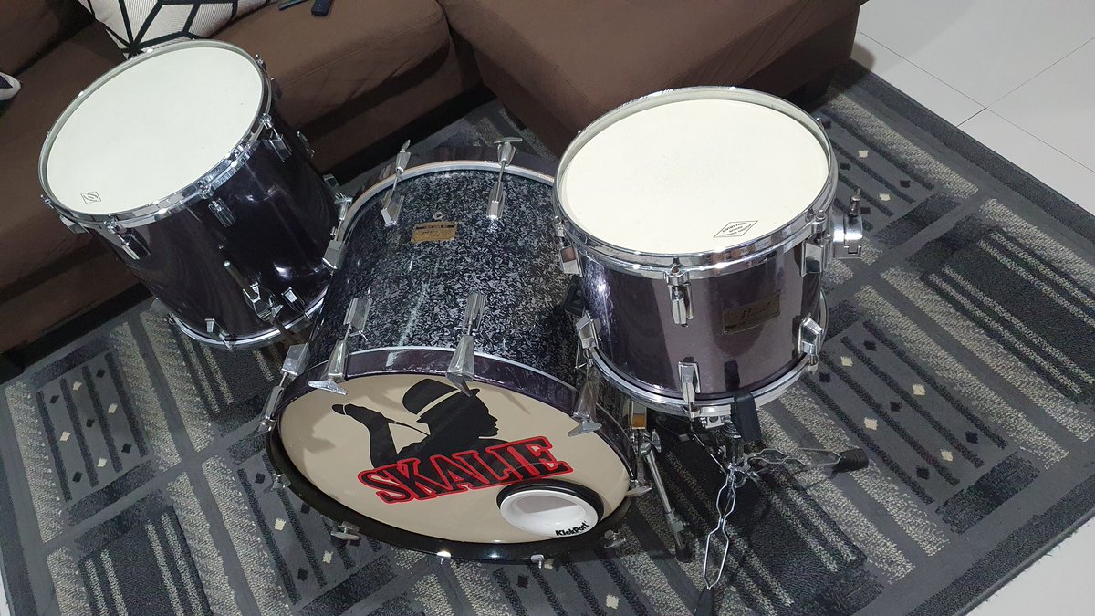 Drum ini Pearl BLX Japan kelahiran 1980 birch shell.ini drum terakir yg gw simpen,padahal jadi drum pertama yg pengen bgt gw bisa punya dulu waktu SMP.tapi baru kebeli tahun lalu.