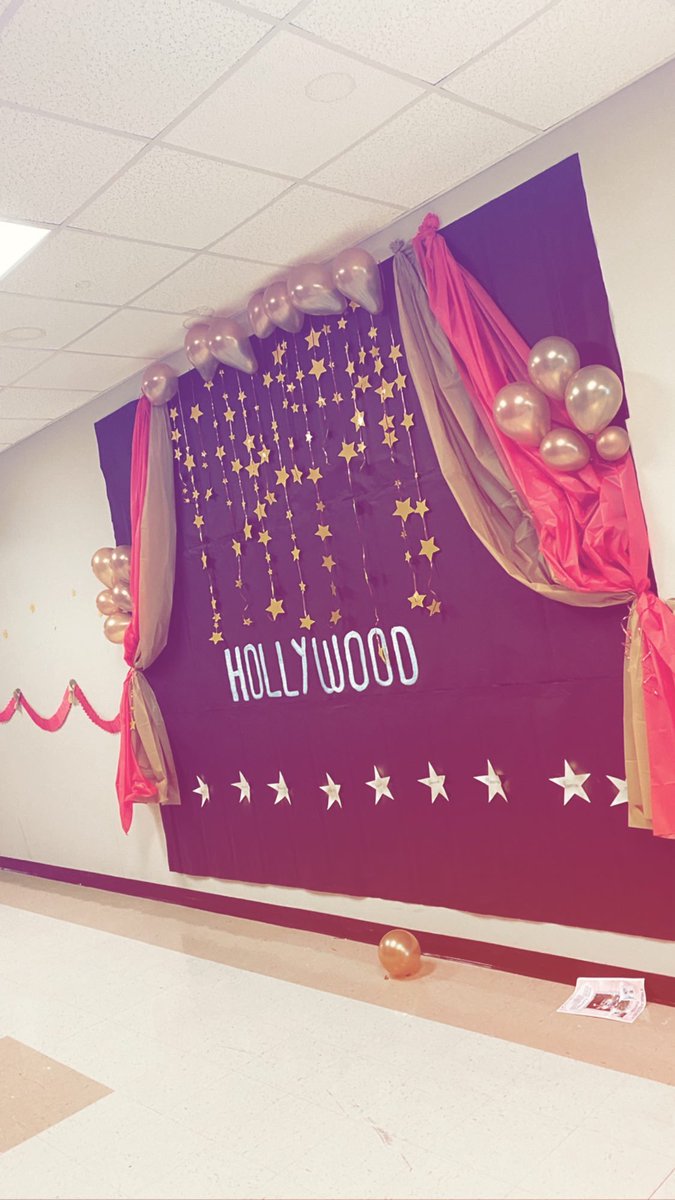 katonadaniels's tweet photo. Spent the first half of my day with student council decorating our hallway for homecoming!! #homecominginhollywood #eisd https://t.co/W57g1IgX77