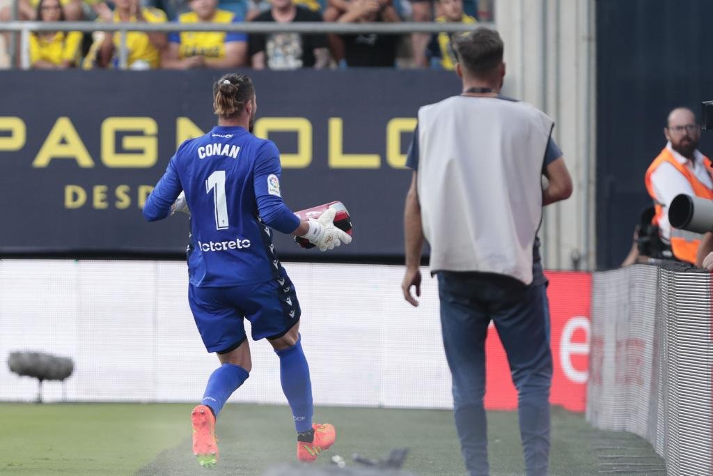 🙌 En cuanto se produjo la emergencia médica en la grada, Ledesma no lo dudó

👏 Salió corriendo, cogió un desfibrilador y lo acercó a la zona del aficionado afectado

🙏 Esperemos que se recupere lo antes posible

#CádizBarça