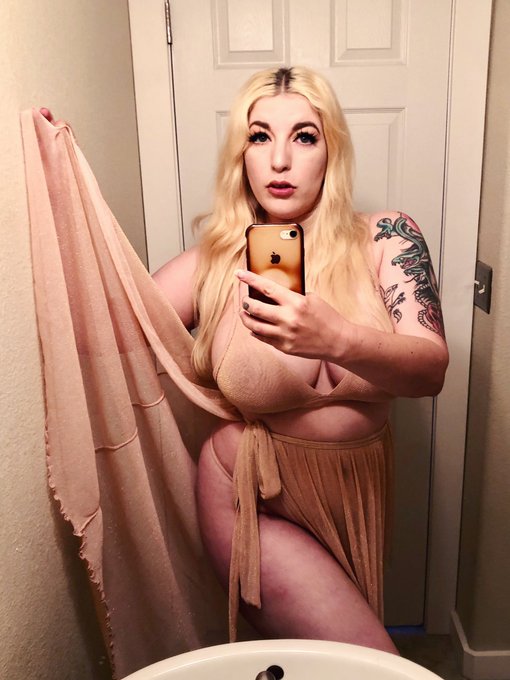 who knows what im looking at but at least i look pretty doing it ig ✨ https://t.co/e0gOfHwvha