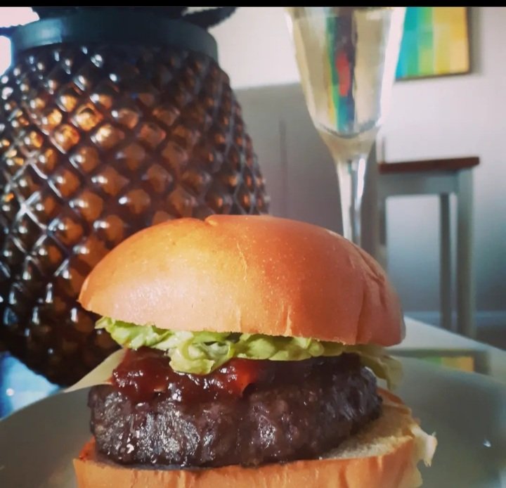 Champagne & Burgers to keep the wedding anniversary weekend going... I know exactly who raised this organic beef & who butchered & created them. Chemical free Toms & Lettuce @jubilee_coop It feels right to know where my food comes from. Absolutely delicious Ilse @BallylaganF