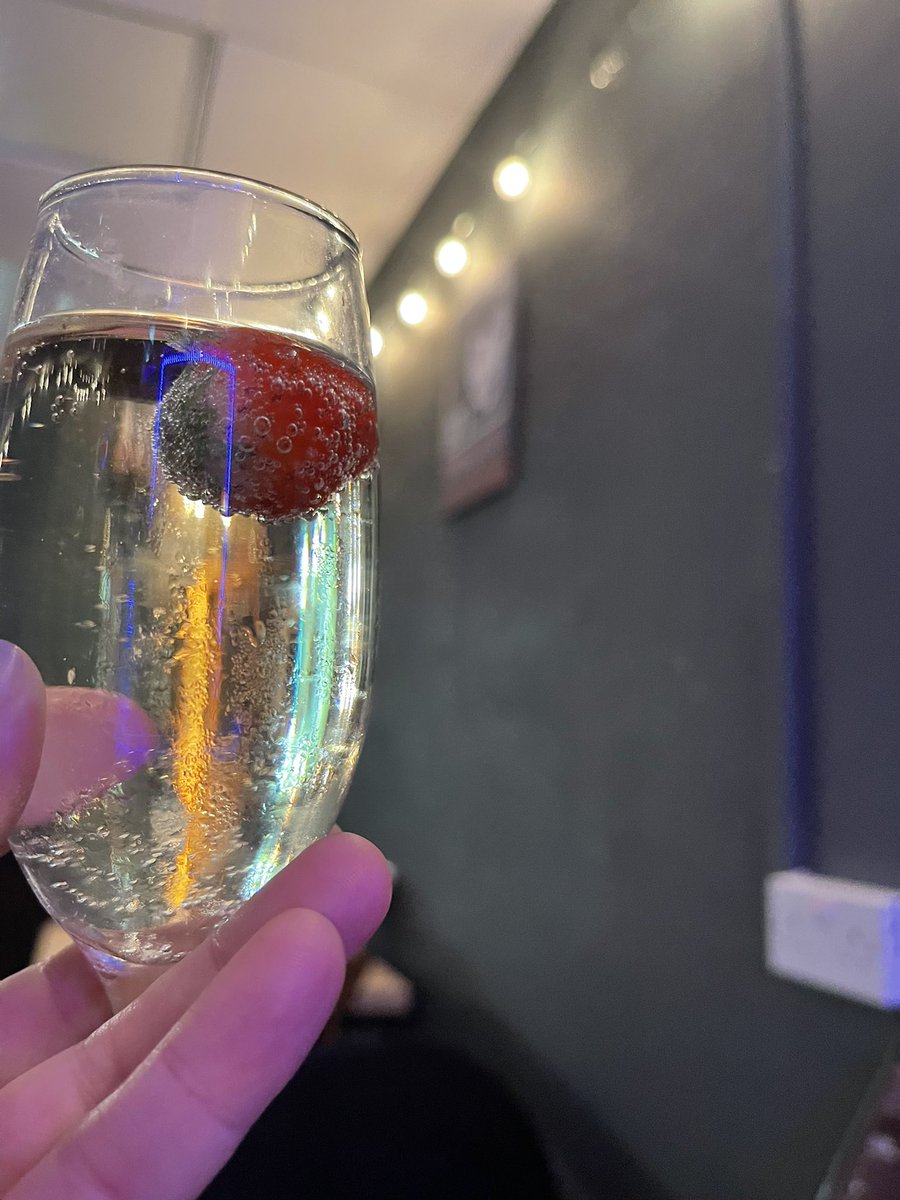 MrsRealAleGuide's tweet image. Here’s a cheers to @realaletoday for 14 married years together! Whoops, it’s a Prosecco! Actually, it’s from lovely Soraya whom Simon has been recently collaborating. And these autumnal nights normal mean something more….. watch this space #thestonedcrow #virtualpub