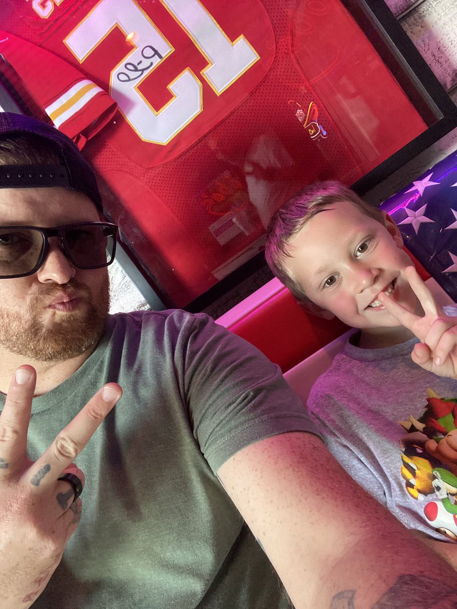 ThisDudeGaming's tweet photo. Chillin with my little homie! Gonna get some pizza! #littlehomie #chillin #pizza #bubbas33 #dadlife https://t.co/G8V7VNoncj