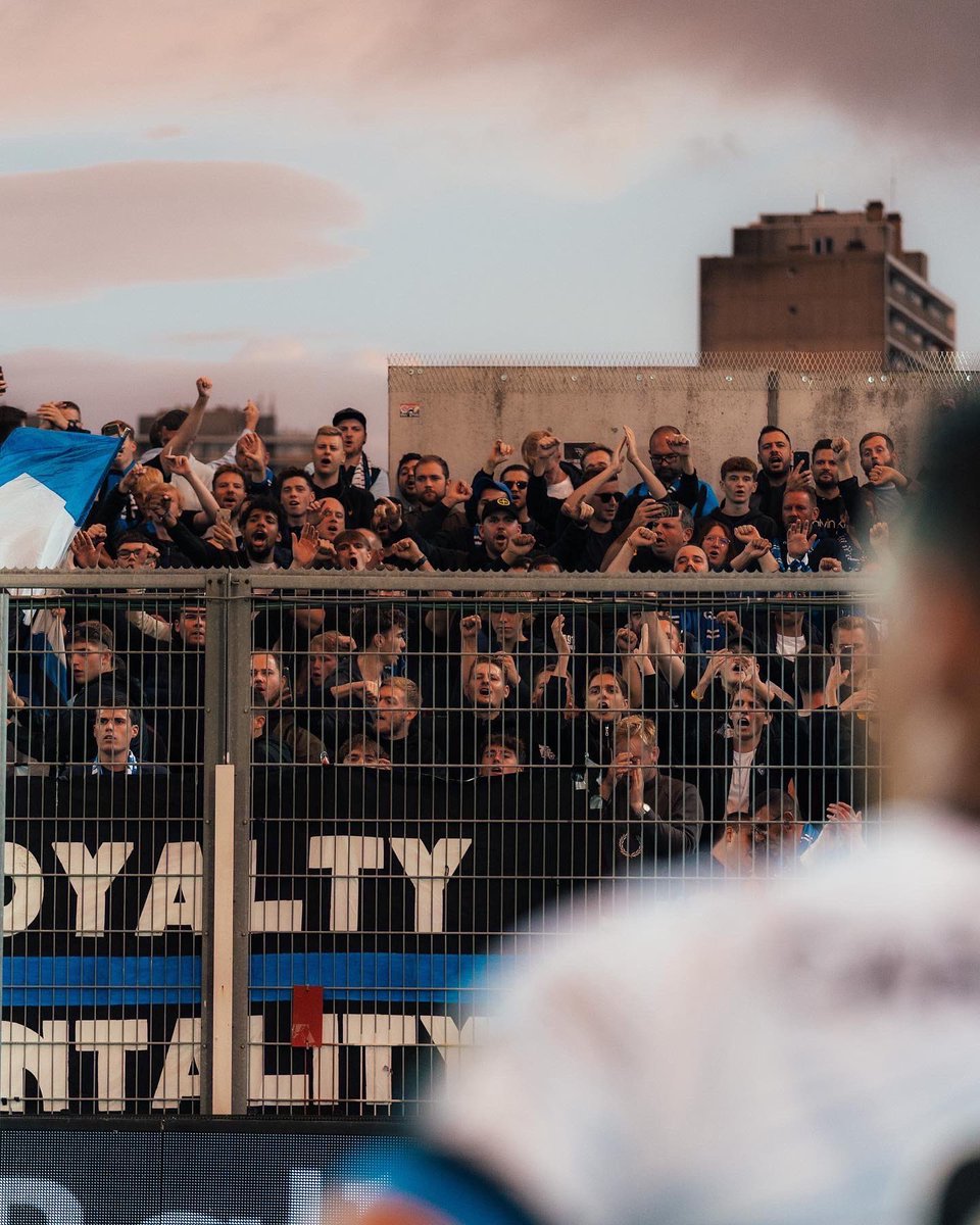 ClubBrugge's tweet photo. Felt like 𝐡𝐨𝐦𝐞. 😍 Best fans in the world! 🔵⚫️ #SerClu https://t.co/4F4sHteAIq
