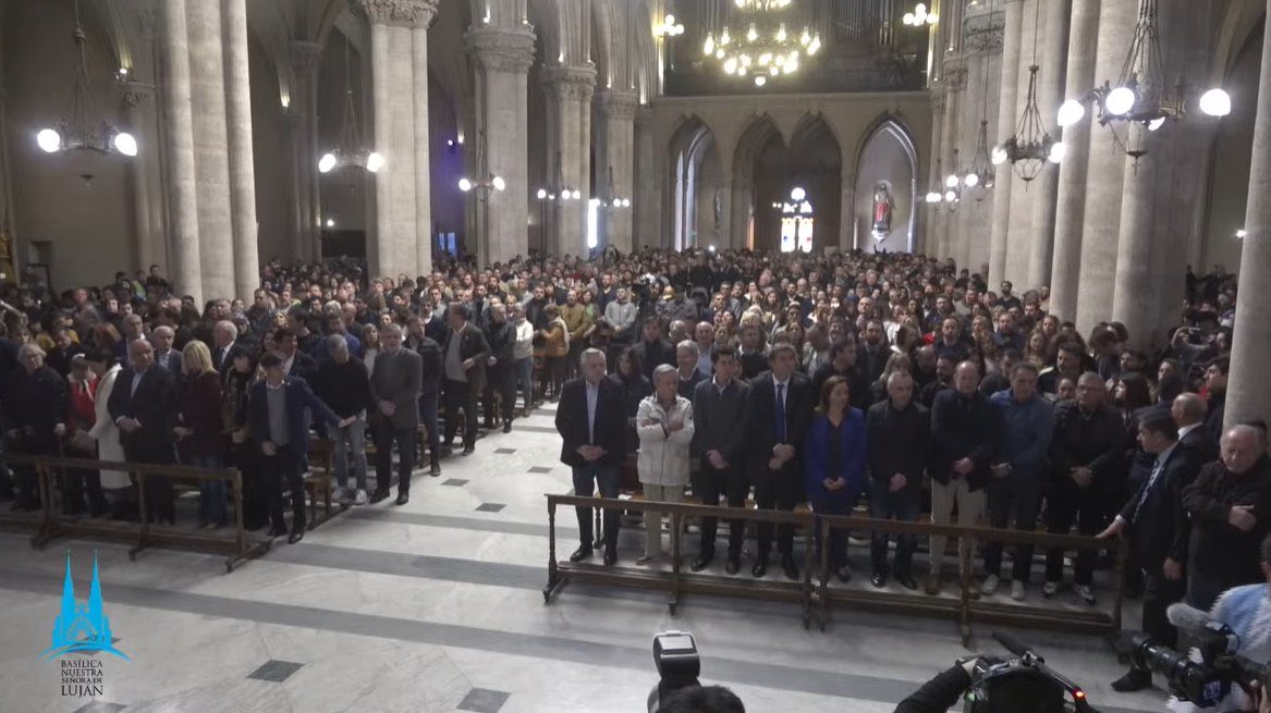 AmelieGranata's tweet photo. No los veo participando en una misa por el hambre del los niños argentinos o por los jubilados o por los muertos de la inseguridad. #QueenCristina ✌🏼 https://t.co/IJpMgUz0pt