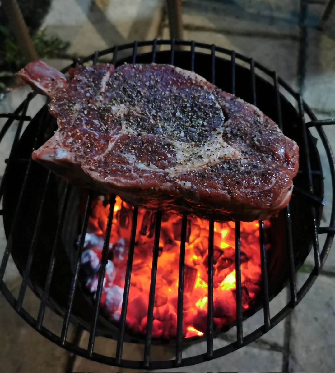jayclark0106's tweet image. Let's av Ew #Steak #Tomohawk over the coals 👀🔥🔥