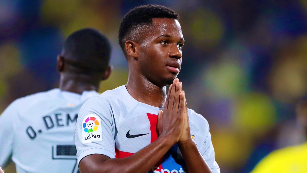 BlazquezFont's tweet photo. Tras marcar contra el Cádiz, Ansu Fati se giró hacia la grada en la que atendieron al aficionado afectado y pidió perdón. La afición cadista le agradeció el gesto con un aplauso. #FCBarcelona https://t.co/erTDL0Md3f