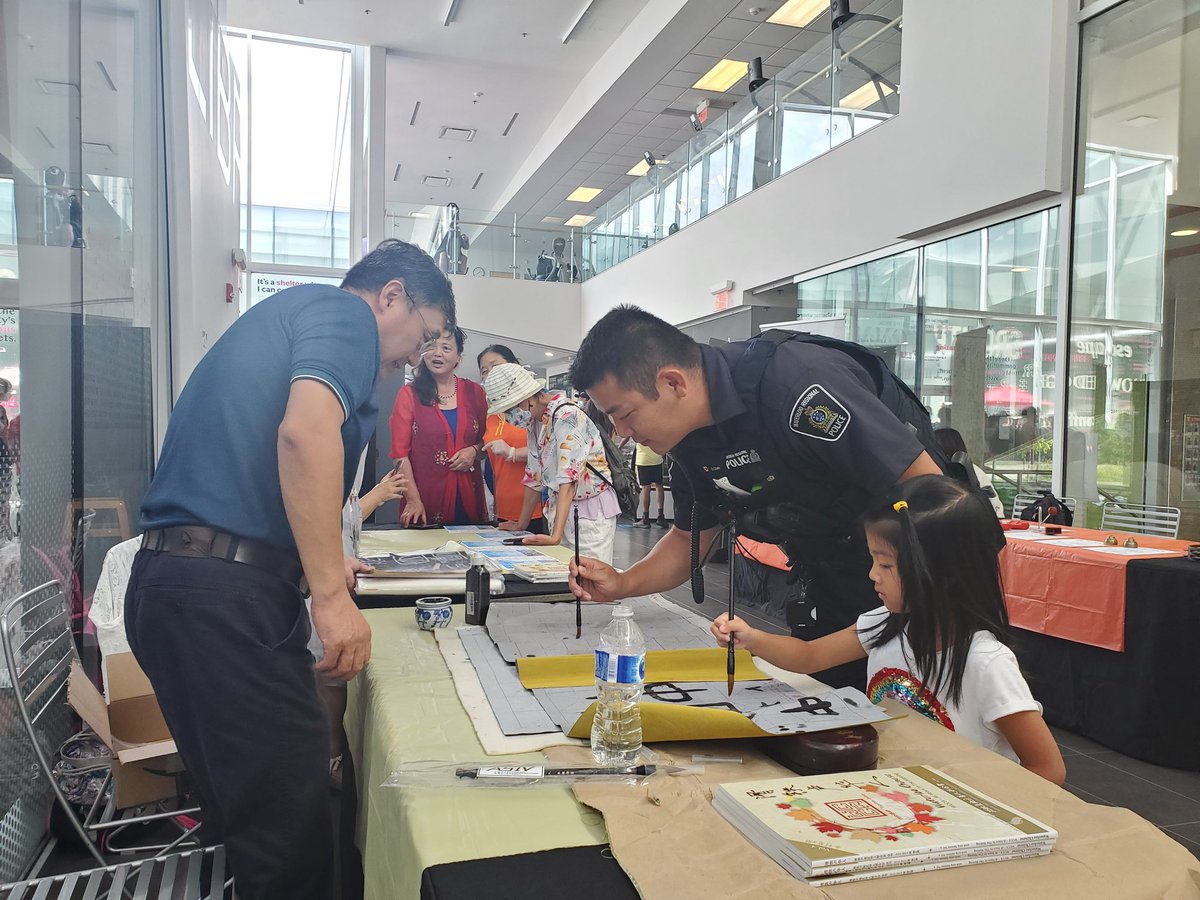 wrps1354's tweet photo. Happy Mid-Autumn Festival everyone! It is one of the most important holidays in Chinese culture. I'm honoured to represent @WRPSToday at @WaterlooCCA @WaterlooLibrary Mid-Autumn Festival event! #中秋快乐 #加警互动 @Weber4Waterloo https://t.co/V1AigEA3LP