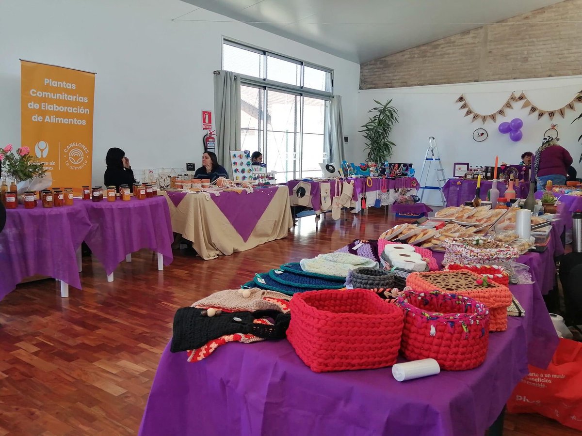 CanariasFa's tweet photo. Canarias productoras 💜
Agradecer a cada una de las 21 emprendedoras que nos acompañaron en primera feria en COVISUBYPAR, a los Municipios de Ciudad de la Costa y Paso Carrasco por el apoyo, a todas las personas que se acercaron y a la Intendenta de Montevideo Carolina Cosse ✊🏻 https://t.co/gpubxSTBFu
