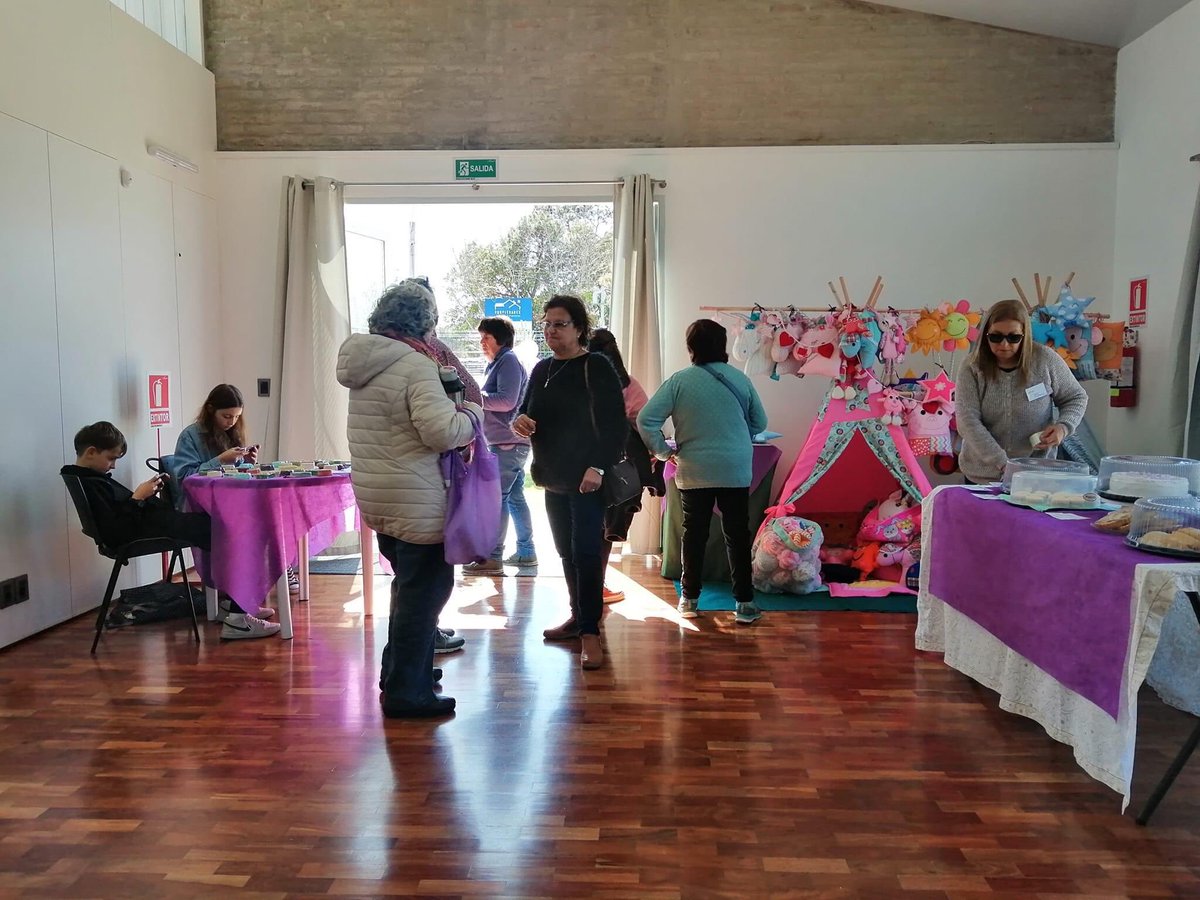 CanariasFa's tweet photo. Canarias productoras 💜
Agradecer a cada una de las 21 emprendedoras que nos acompañaron en primera feria en COVISUBYPAR, a los Municipios de Ciudad de la Costa y Paso Carrasco por el apoyo, a todas las personas que se acercaron y a la Intendenta de Montevideo Carolina Cosse ✊🏻 https://t.co/gpubxSTBFu