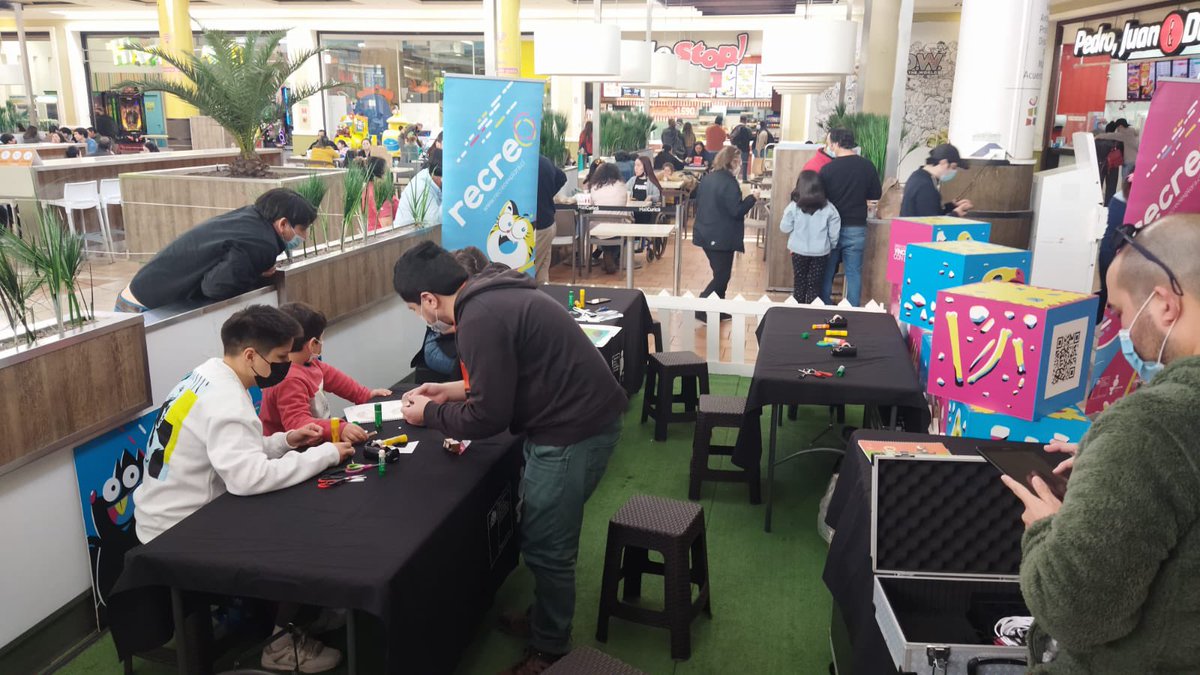 ExploraMaule's tweet photo. 🦕 Te dejamos algunas de las imágenes de los talleres sobre dinosaurios chilenos que estamos realizando en el @mallcurico
✂️Ven a jugar y armar #Cubios de Chilesaurus diegosuarezi o un Stegouros elengassen 🦕
🙌 Las y los esperamos en nuestro espacio #RecreoExploracieb 🤩 https://t.co/7Tg1HawEQ4