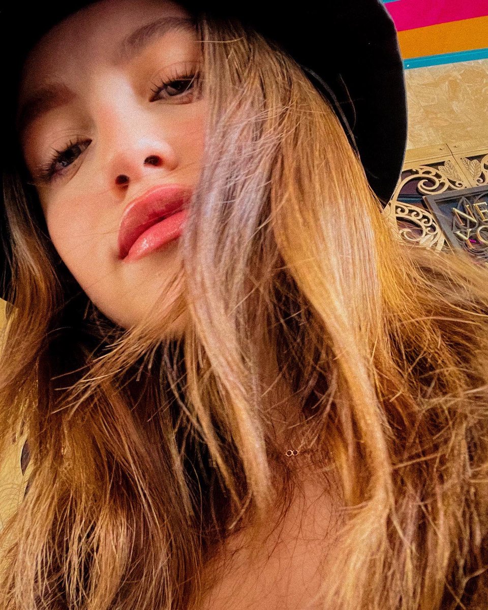 karolsevilla's tweet photo. Tirando flow! 😎🖤🎰 https://t.co/bIIEbOPeA4
