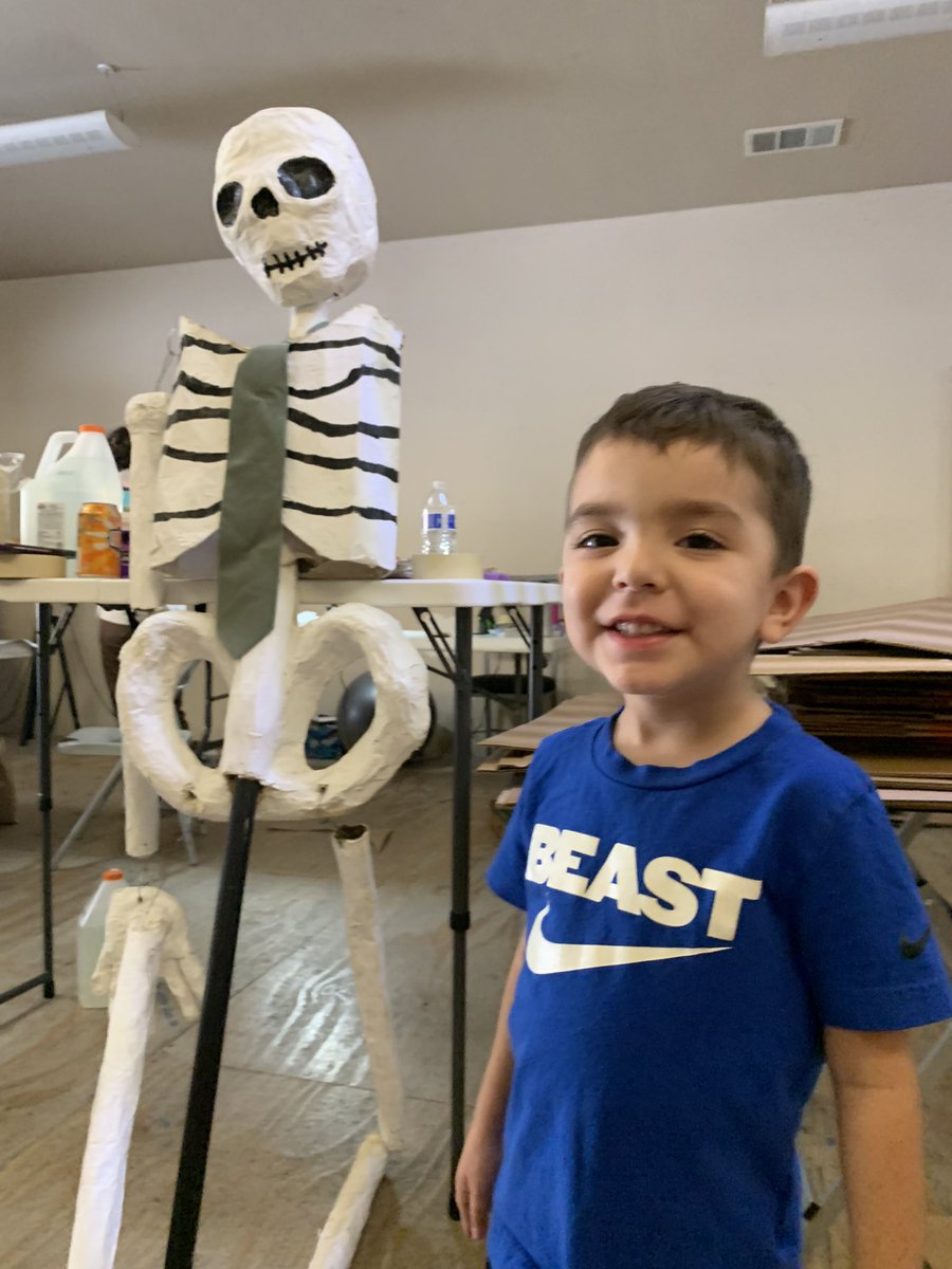 moliveira5757's tweet photo. It’s always a good day when you meet up with fellow rattlers and get crafty! We had fun helping make paper mache Esqueletos for round Rock Ballet Folklorico’s Dia De Los Muertos festival on November 5th! @MissMannArt @maripmelendez @PearsonRanchMS https://t.co/RrStlLIqSe