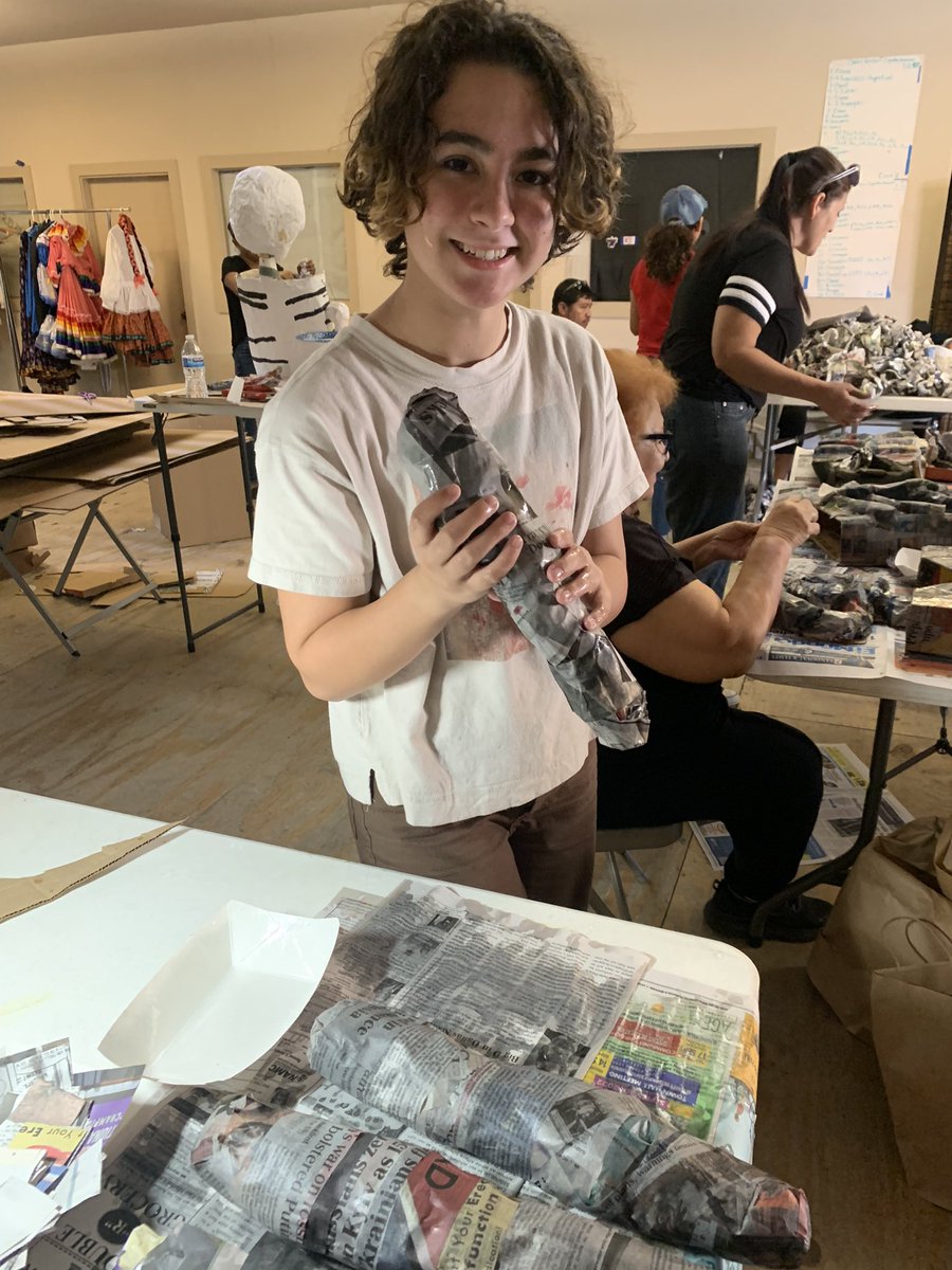 moliveira5757's tweet photo. It’s always a good day when you meet up with fellow rattlers and get crafty! We had fun helping make paper mache Esqueletos for round Rock Ballet Folklorico’s Dia De Los Muertos festival on November 5th! @MissMannArt @maripmelendez @PearsonRanchMS https://t.co/RrStlLIqSe