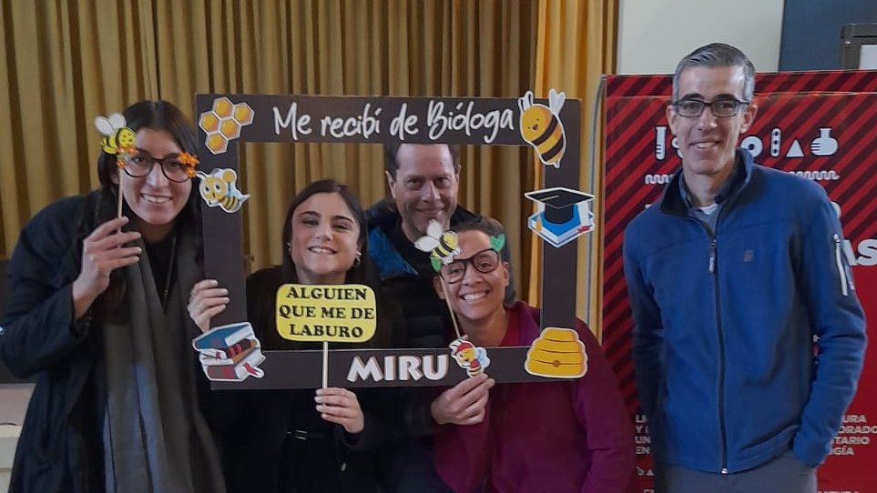 Congratulations <a href="/Miranda_Lede/">Miranda Lede</a> for defending her thesis on the influence of climate and phenology on solitary bees! interactio.org/2022/09/10/mir…