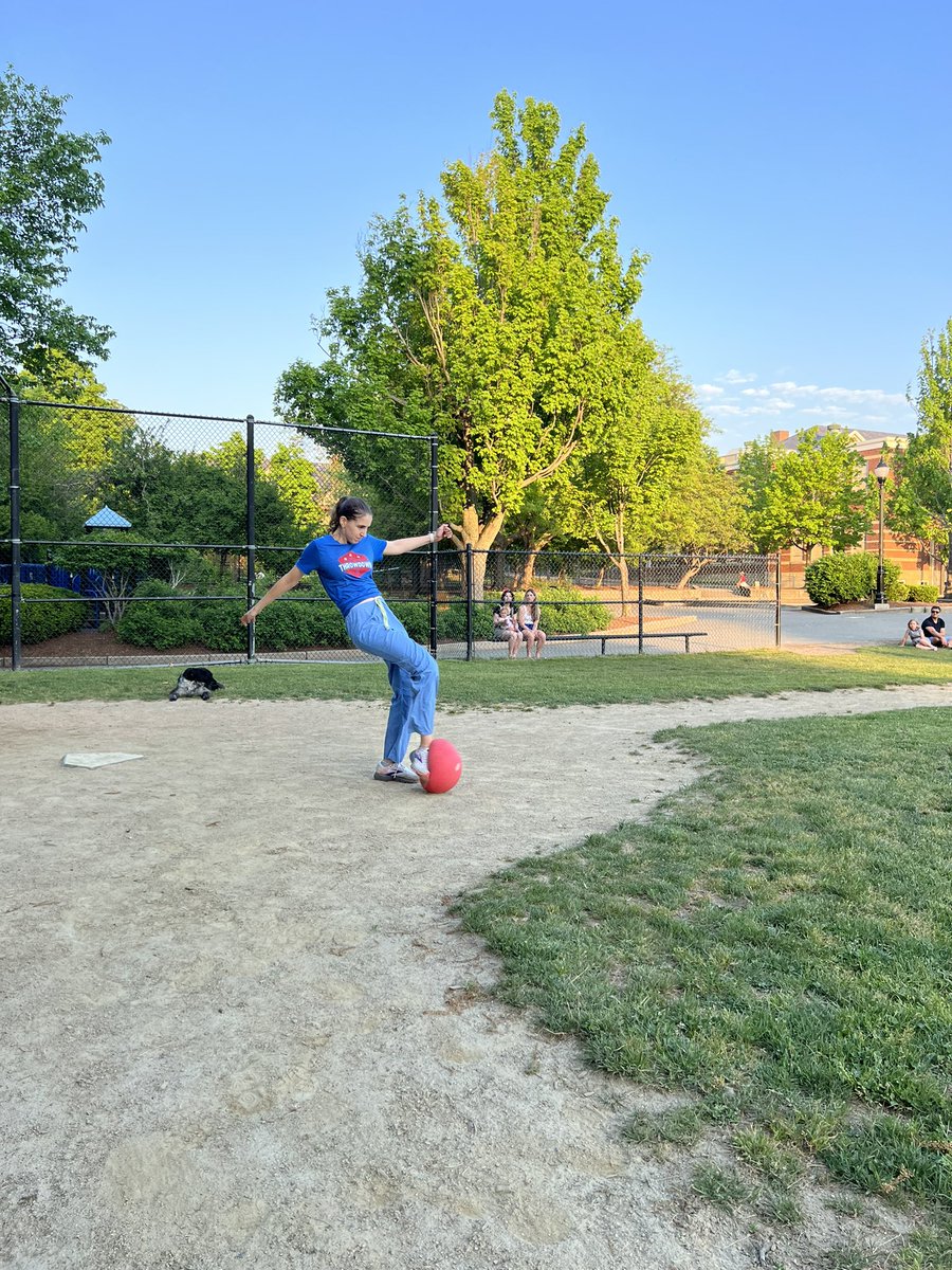 Harvard_LMIG's tweet photo. @harvardmed 4th years spending time together outside and staying active with a friendly game of kickball 🏆🥇🎖@ACLifeMed https://t.co/xGwRY0cSsm