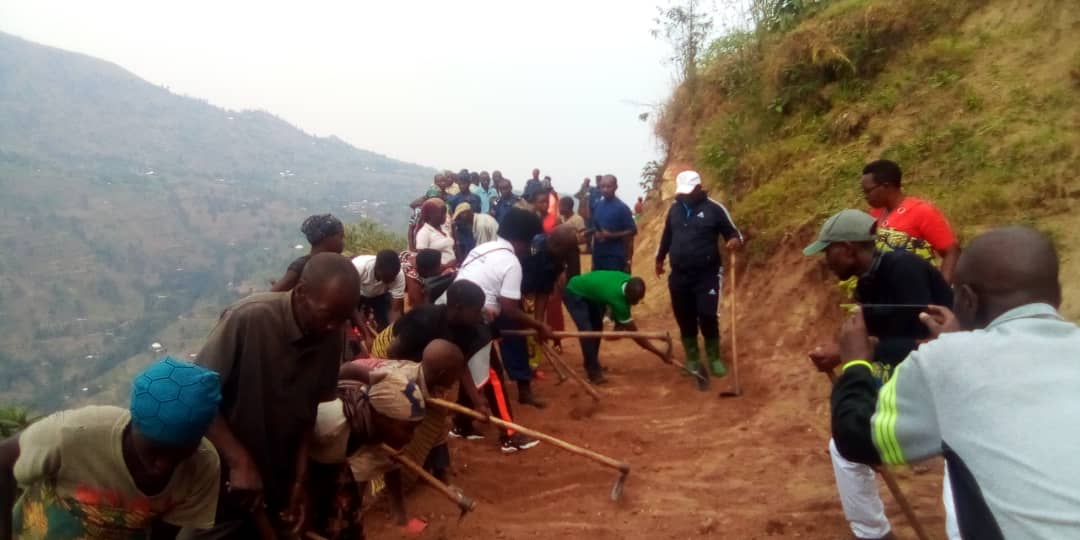 RumongeProvince's tweet photo. #Burundi Avant d'accueillir les doléances de la population de la zone #Busenge commune #Muhuta, le Gouverneur s'est joint ce 10/9/22 a cette population ds les travaux de dvlp communautaire d'aménagement de route venant au chef lieu de cette zone @NtareHouse @MininterInfosBi https://t.co/SIg4RBiH6W