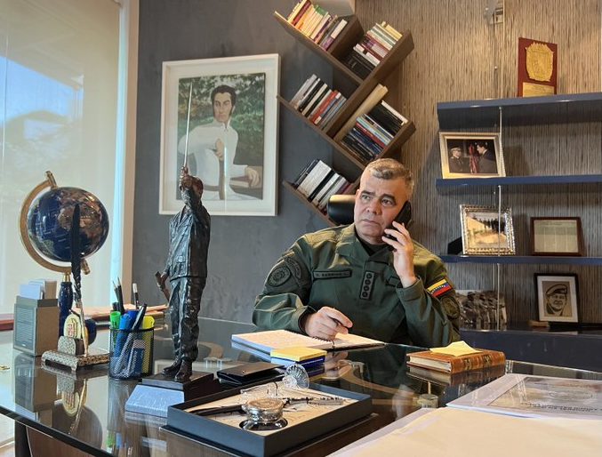 #Venezuela 🇻🇪 I Ante inminente reapertura de la frontera, Ministro <a href="/vladimirpadrino/">Vladimir Padrino L.</a> dialogó con su par colombiano <a href="/Ivan_Velasquez_/">Iván Velásquez Gómez</a> 

"Hemos acordado reunirnos muy pronto para tratar temas vitales para el bienestar de nuestros pueblos", expresó el titular venezolano de la defensa.