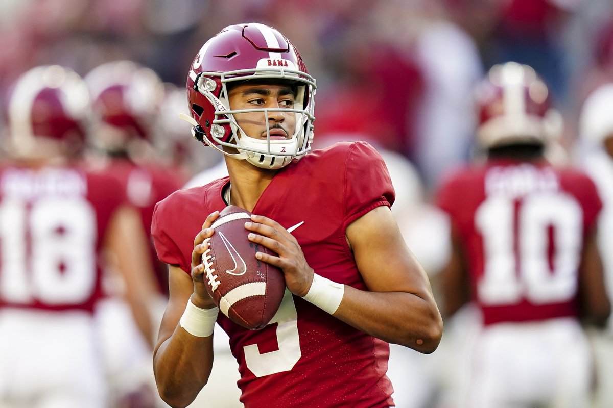 BleacherReport's tweet photo. NO. 1 BAMA HANGS ON TO TAKE THE WIN OVER TEXAS, 20-19 🐘🤯 https://t.co/tMUhNng0vw