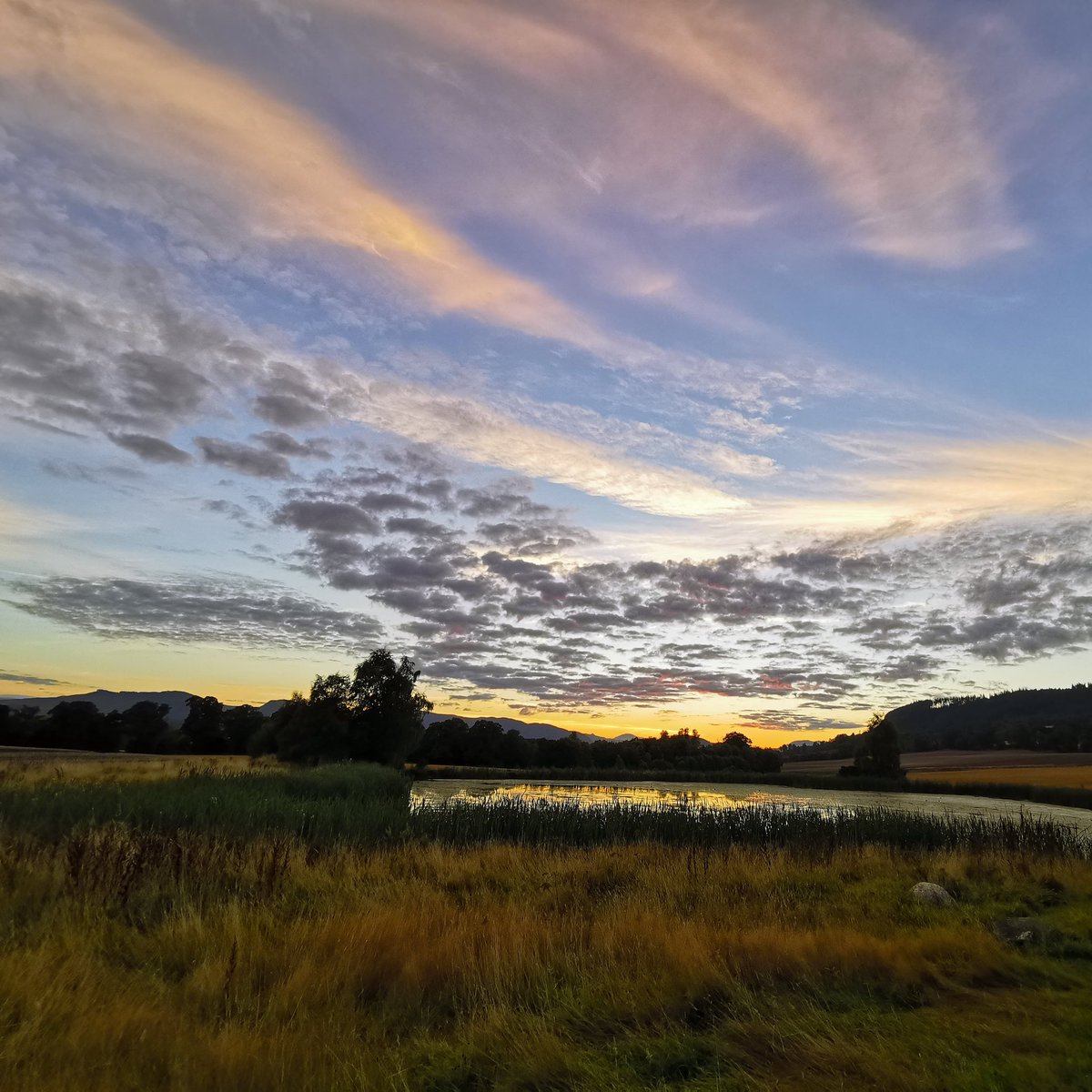 LooperzLou's tweet photo. Sunset tonight, canna beat #Highlands 🏴󠁧󠁢󠁳󠁣󠁴󠁿 https://t.co/LV1N5oTUbx