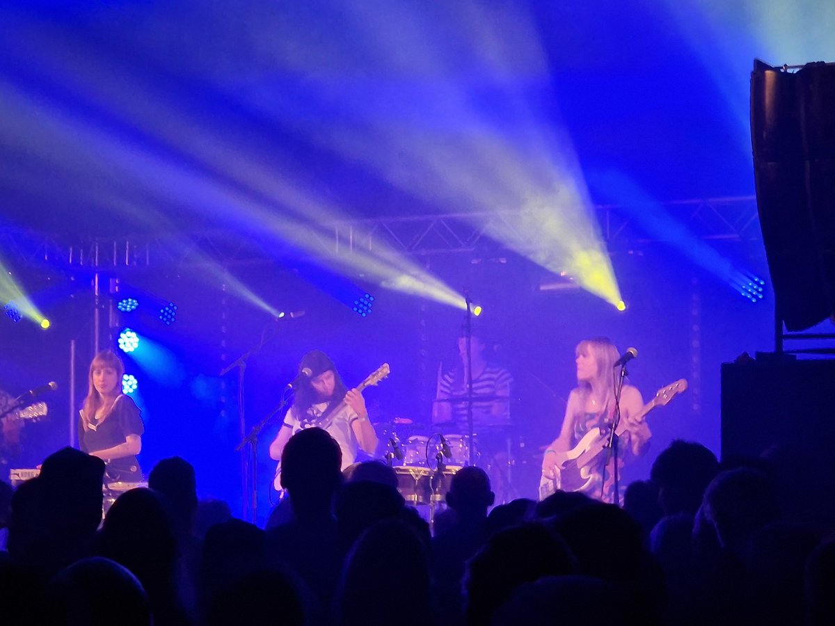 ArjandeVet's tweet image. Los Bitchos is de feestband op het juiste moment in het programma. Leuk om een keer gezien te hebben. #mf22 #MistyFields