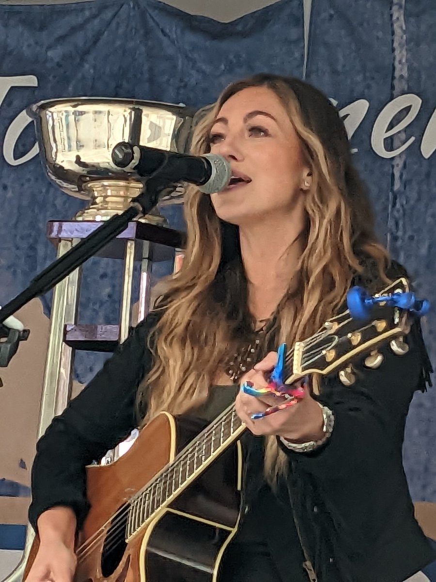 PlayOnEdmonton's tweet photo. The lovely and talented Canadian Country Star, and Edmonton native @MandyMcMillan delivers an awesome performance on stage at @IceDistrict ! 👏👏🙌🙌 #PlayOnEdmonton #PlayOnCanada #YEG @PlayOnCanada https://t.co/8a47mIBwaT