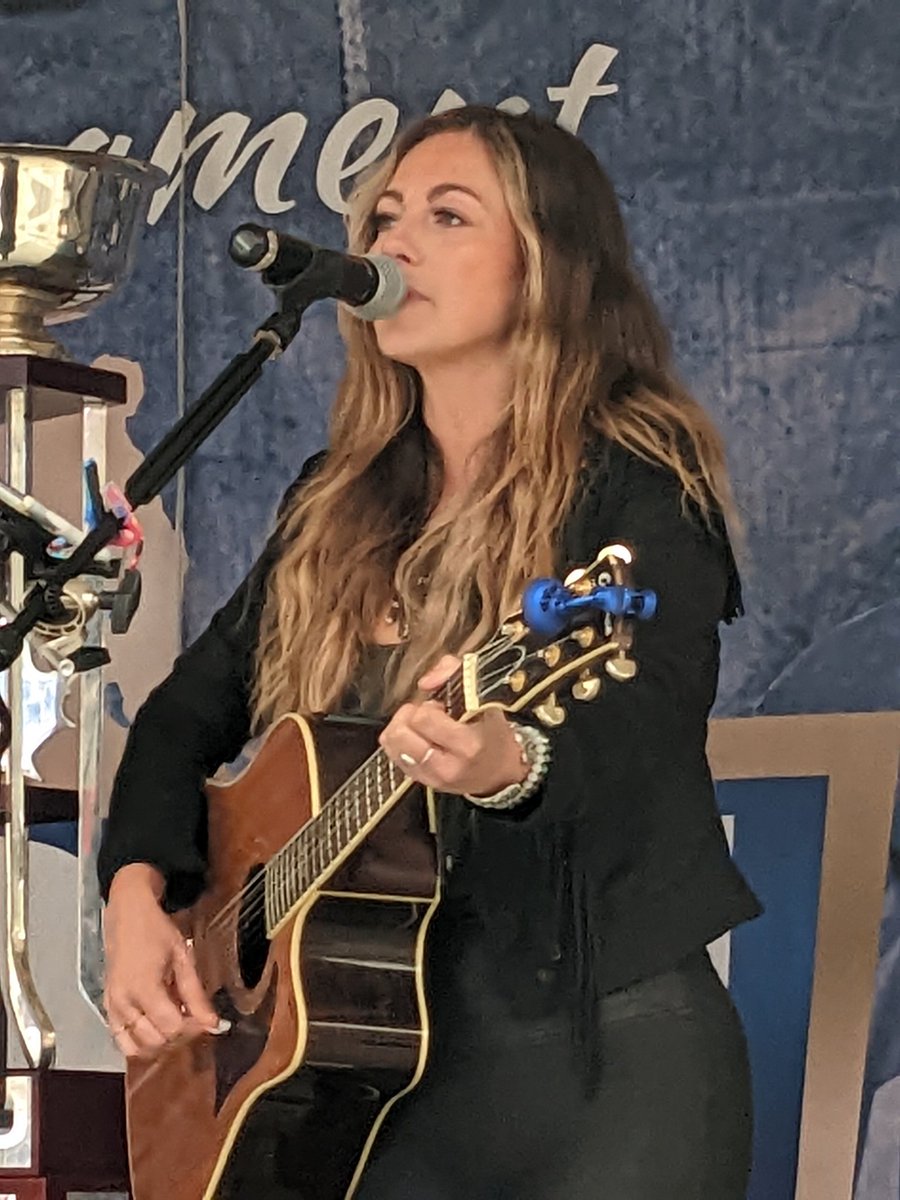 The lovely and talented Canadian Country Star, and Edmonton native <a href="/MandyMcMillan/">Mandy McMillan</a> delivers an awesome performance on stage at <a href="/IceDistrict/">ICE District</a> ! 👏👏🙌🙌 #PlayOnEdmonton #PlayOnCanada #YEG <a href="/PlayOnCanada/">Play On! Canada</a>