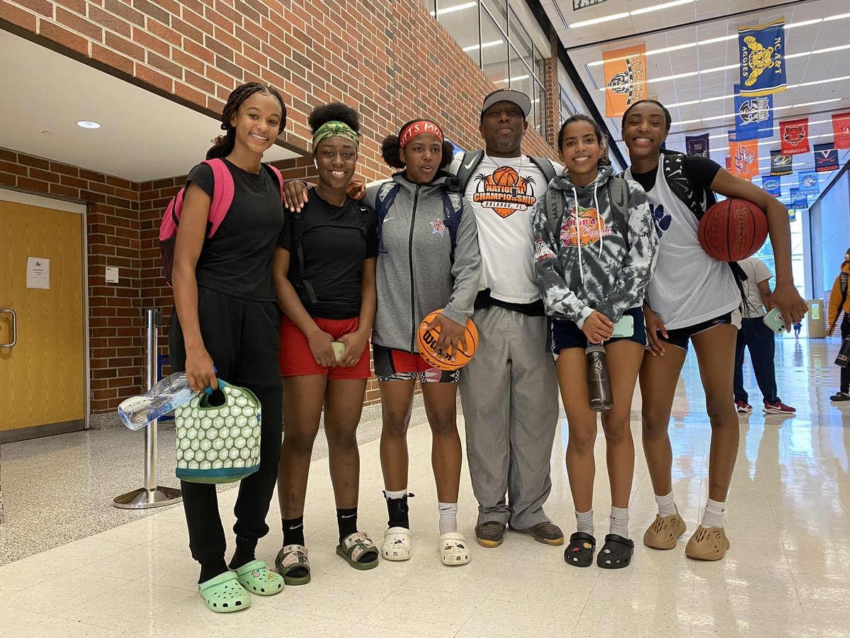 Always good to get out and support our young ladies playing ball with their different schools. #NiteNite🟠⚫️💯 <a href="/andrea_guilford/">Andrea “Agent Zero” Guilford #0</a> <a href="/just_ki06/">Kyara Lawrence</a> <a href="/JocelynFaison/">Jocelyn Faison</a> <a href="/SydneyTigner/">Sydney Tigner</a> <a href="/isabellaracine4/">Isabella</a>