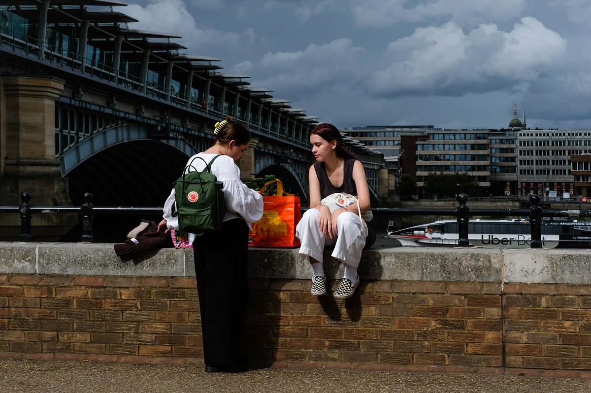 swedeemum's tweet photo. You never know what will suddenly be in front of you. Camera out and ready at all times! #streetphotography #candidshots #womenstreetphotographers #londonstreets #EveryClickTellsaStory https://t.co/Z9hQG4HQ3u