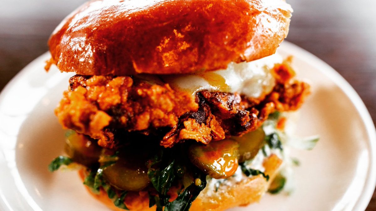 Showroom21701's tweet photo. Nashville Chicken: fried chicken thigh, pepperjack cheese, bread and butter pickles, lettuce, ranch dressing.
#bryanvoltaggio #downtownfrederick #fredericktogo #dwntwnfrederick
#frederickmd #getitdowntownfrederick #frederickfoodie #Frederickbrunch #visitfrederick https://t.co/nwh4QsyleX