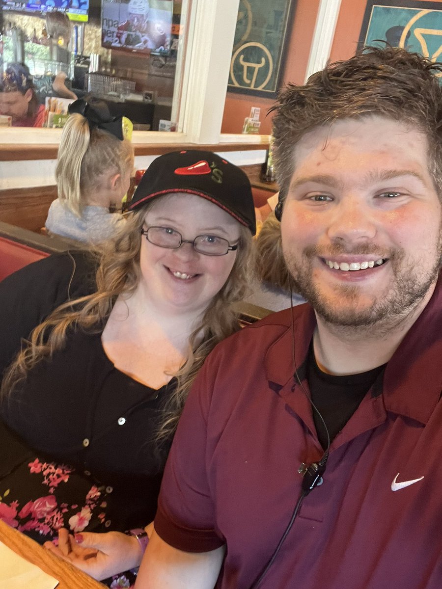 TylerRayburn09's tweet photo. This is Erin. She loves Chili’s! Her favorite meal is our Baby back ribs! Today we made her an honorary member of team Jacksonville! Welcome to the chili head family, Erin!
#chilislove #culturematters #bringbackguests https://t.co/vrcsISwdin
