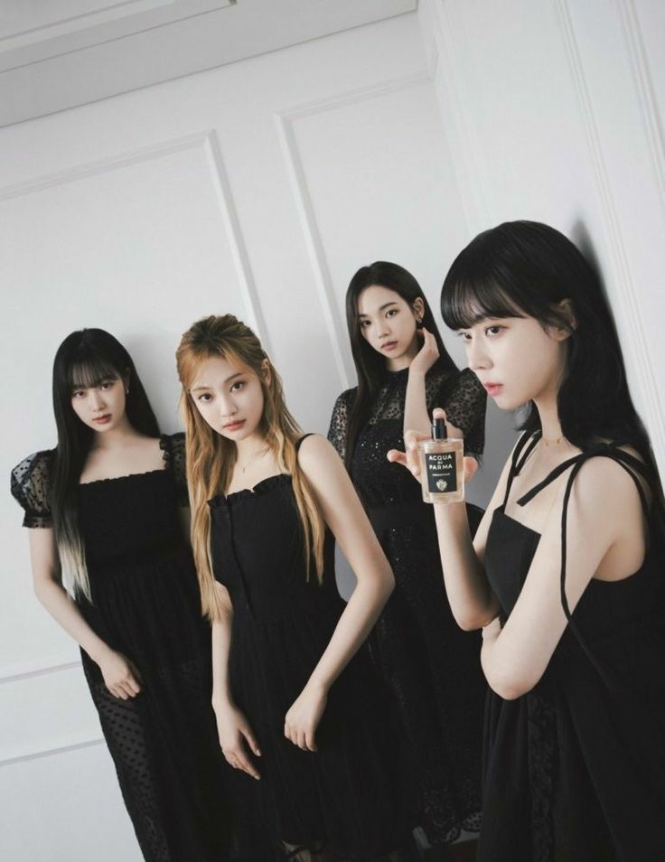 RHallucinado's tweet photo. Vindo de preto para simbolizar o luto depois de não serem indicadas em nada, as @STARGIRLSHLC  chegam no red carpet com roupas simples mas bem luxuosas. A diva do lado ali está segurando um perfume, será que sentiram o fedor da angel? https://t.co/rh5zACgjFx