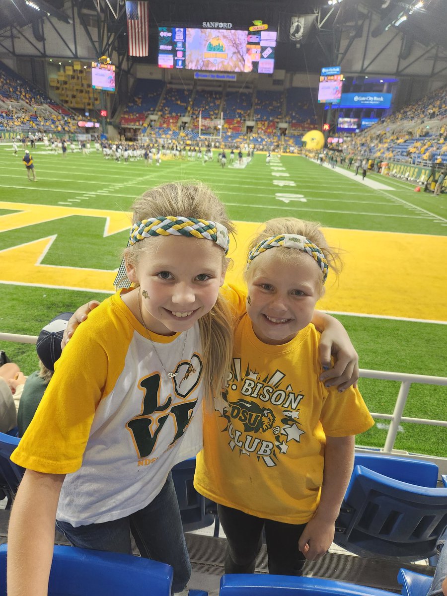 40burks's tweet photo. Gameday with my bestie #scheelsgameday https://t.co/BfBIGApRHP