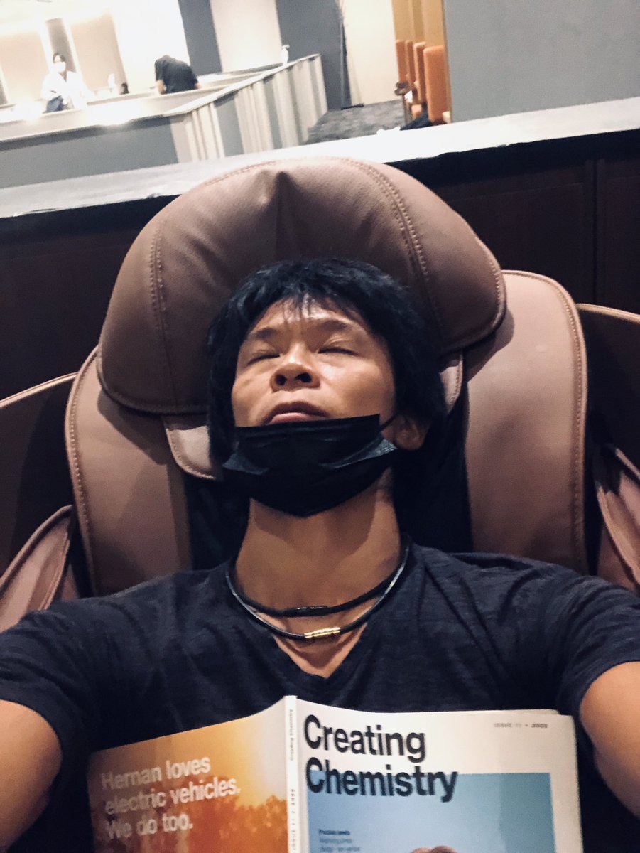 IdealLifeSeeker's tweet photo. Relaxing, but cannot relax too much to miss the flight, busy time pre-COVID has returned with mixed feelings #CreatingChemistry
マッサージチェアで癒され、
少し雑誌読みながら、
ダブルエスプレッソを
コロナ前の出張三昧の日々を思い出す
川村真琴風に言うと、なんかHappy&Sadですかね https://t.co/AYxRkArT4B